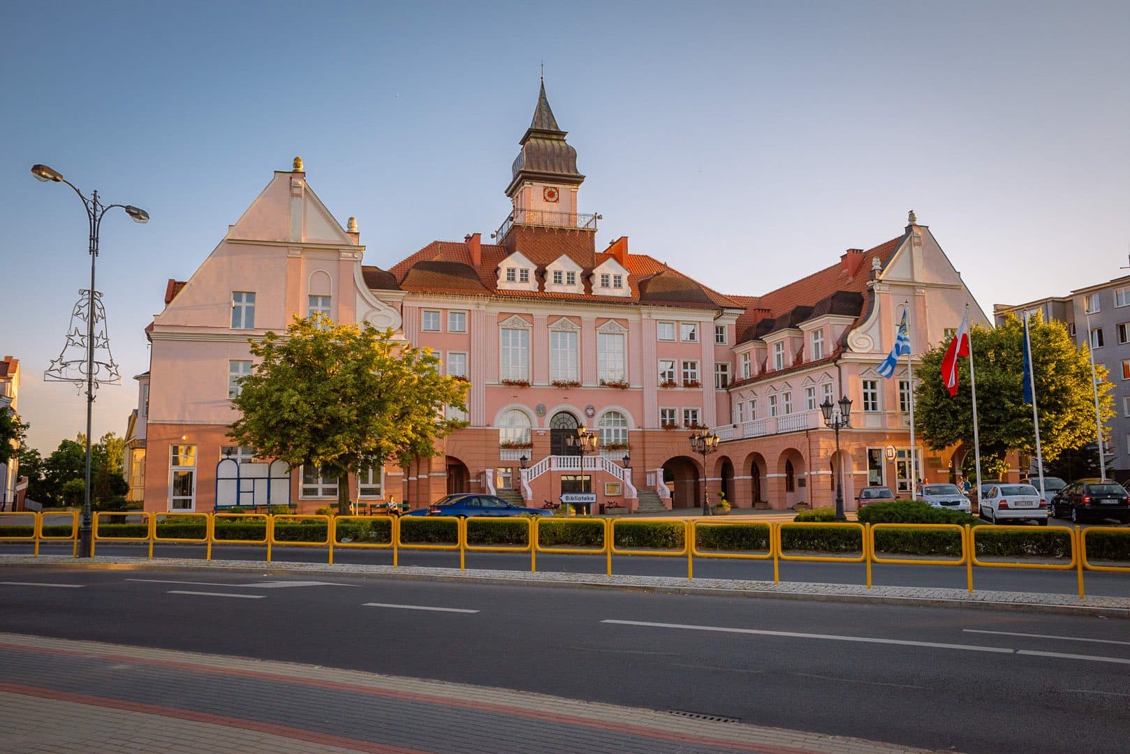 Zabytkowy ratusz w Iławie o zachodzie słońca